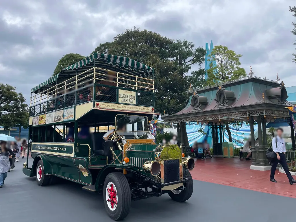 オムニバスの車両とプラザの風景