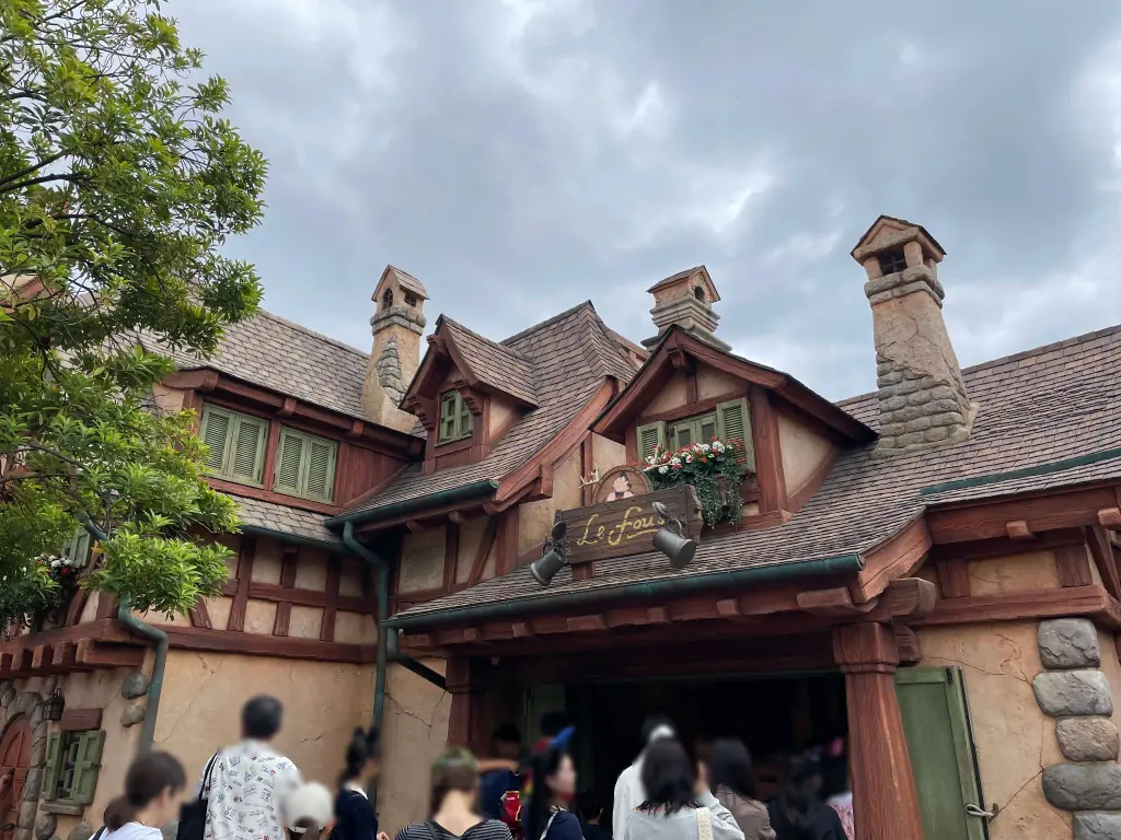 ル・フウズの木造カウンターと看板