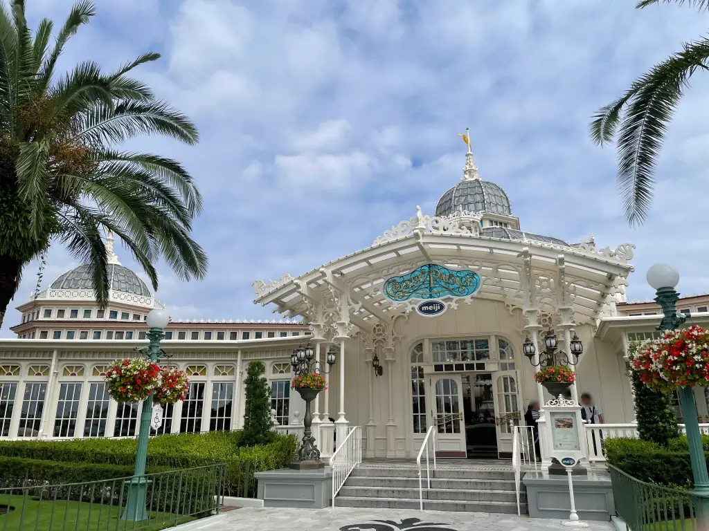 クリスタルパレス・レストランの白いドーム型建物