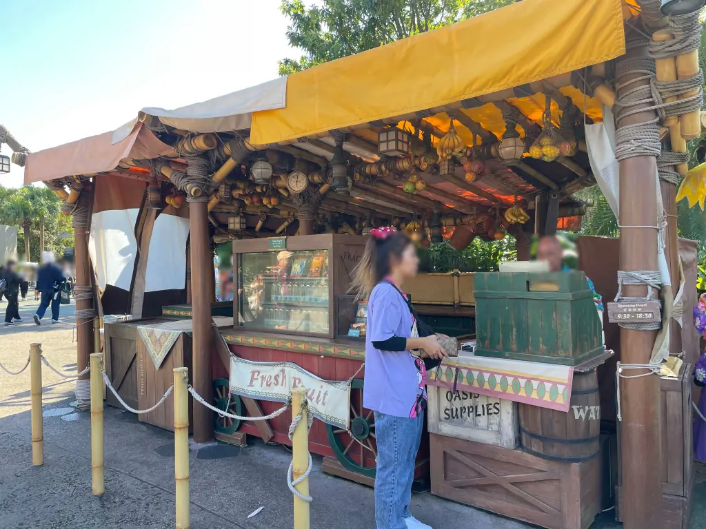 フレッシュフルーツオアシスの黄色い屋根の売店