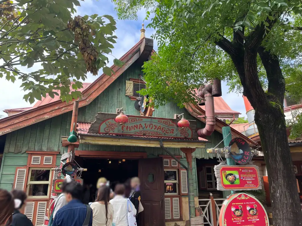 チャイナボイジャーの赤い屋根の入口