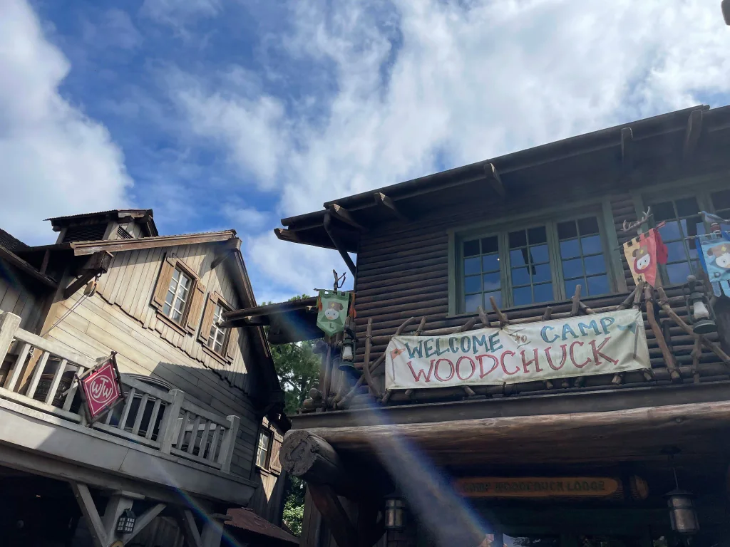 キャンプ・ウッドチャック・キッチンの木造店先
