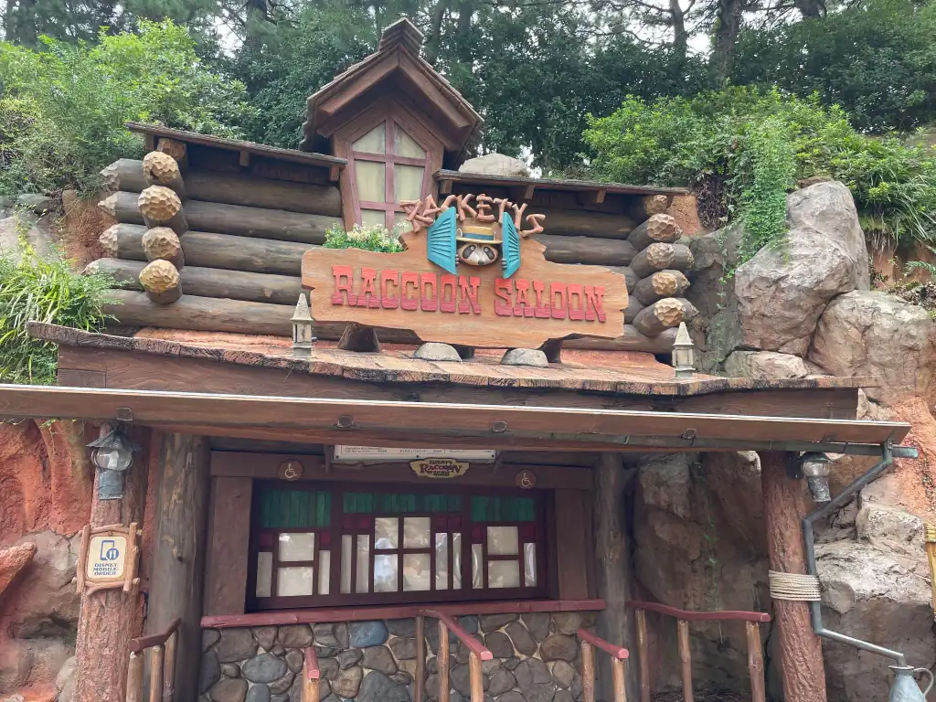 ラケッティのラクーンサルーンの木造看板