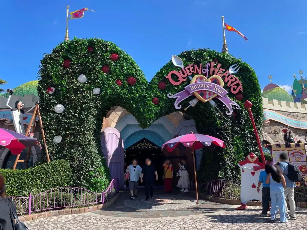 クイーン・オブ・ハートのバンケットホールの花のアーチ