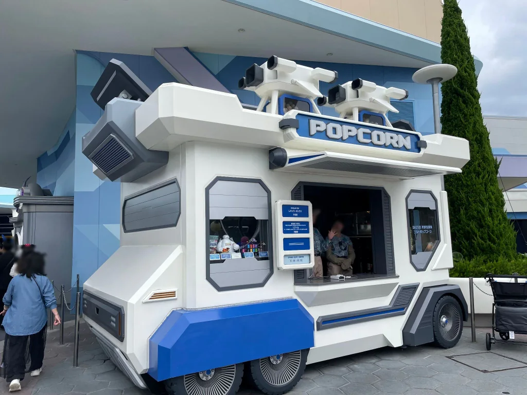 トレジャーコメット横の宇宙船型ポップコーンワゴン