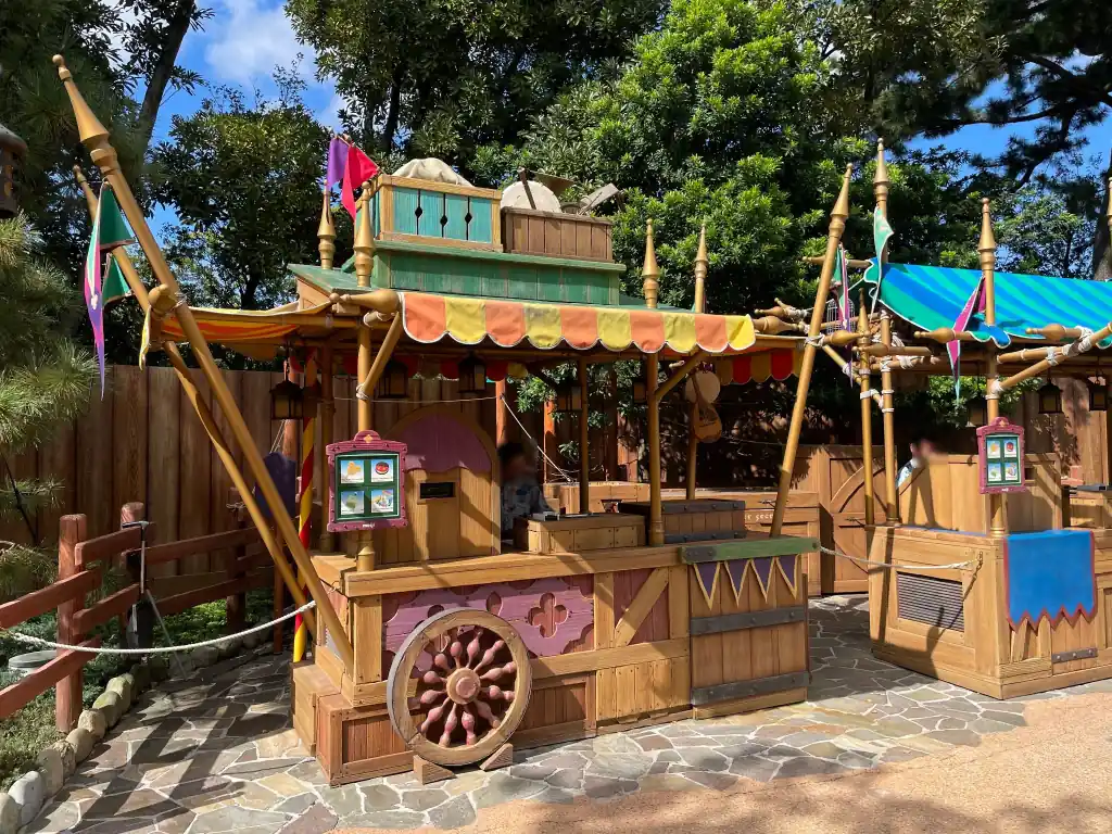 ファンタジーランド・フォレストシアター横のアイスクリームワゴン