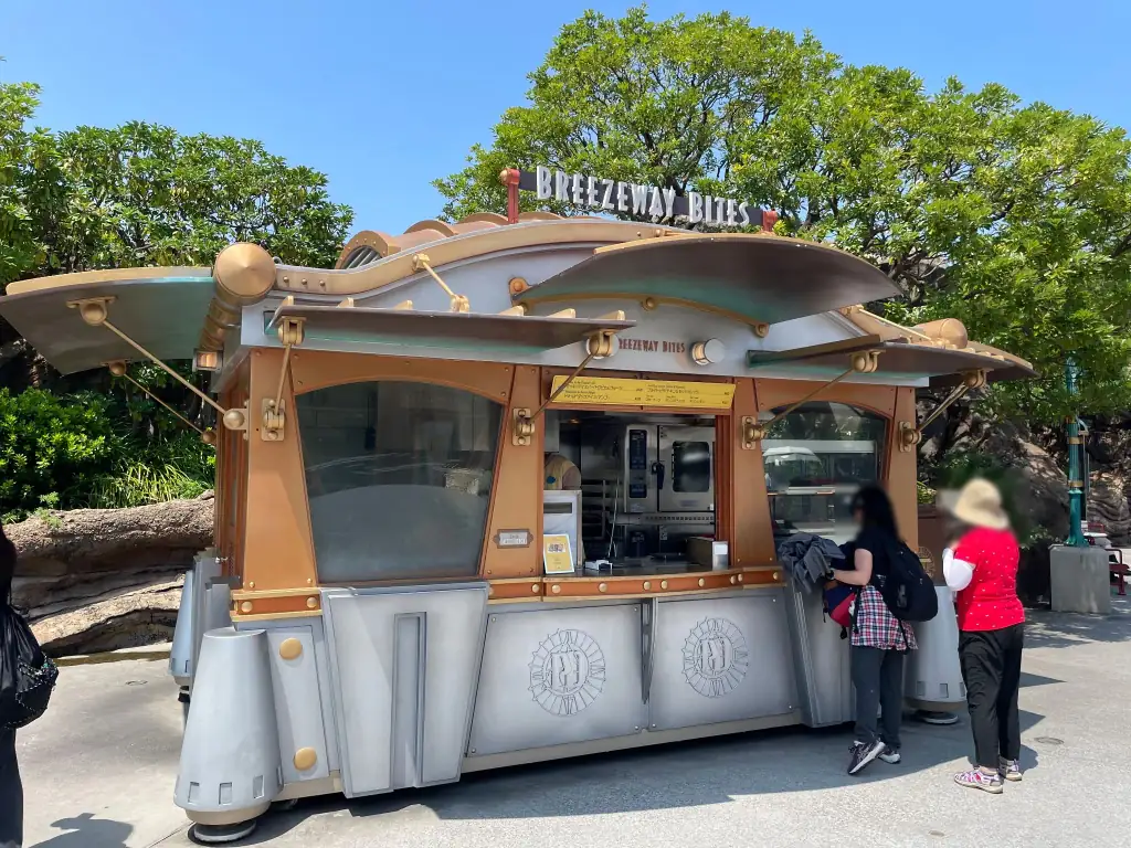 ブリーズウェイ・バイツの屋根付き売店