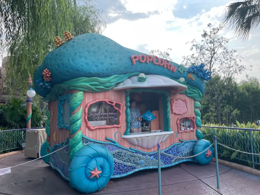 スカットルのスクーター前のポップコーンワゴン