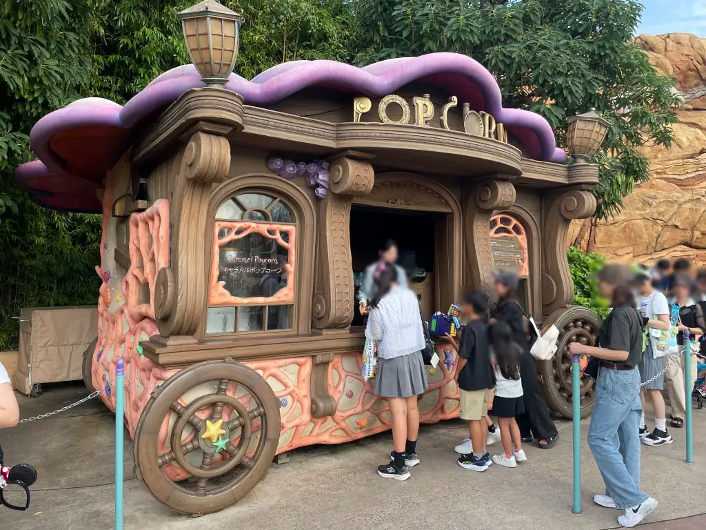 コーヴ・オブ・ワンダー横のポップコーンワゴン