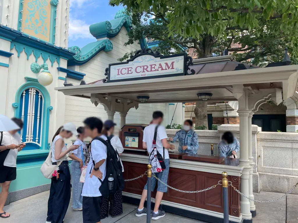 トイビル・トロリーパーク入口横のアイスクリームワゴン